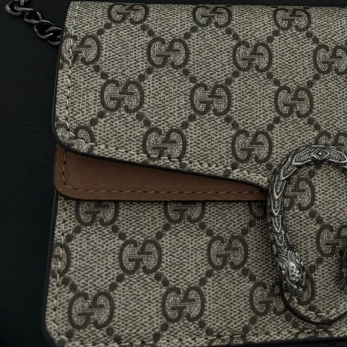 Guus tas monogram bruin